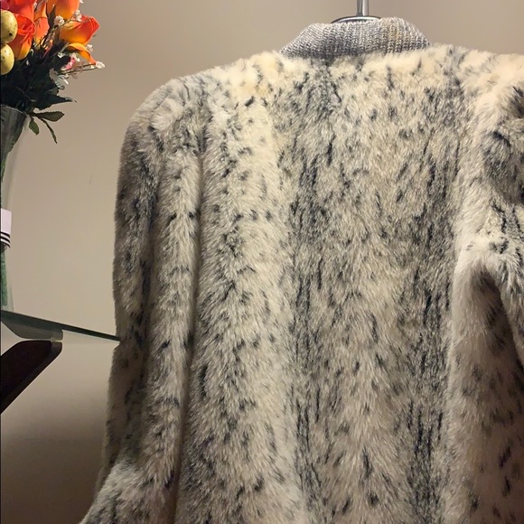 Faux White Tiger Fur Coat - Picture 5 of 6